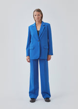 Gale blazer in blue has a classic and elegant design, fulfilled by the beautiful revers collar and a long fit. The blazer has a button closure at the front and a chest pocket at the left side. Match with pants or skirt: Gale pants, GaleMD skirt.