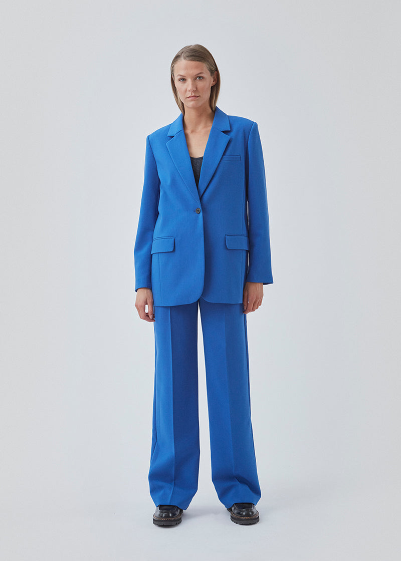 Gale pants have a classic design. The pants have straight, wide legs with press folds, which creates an elegant look. Match the pants with the blazer: Gale blazer.