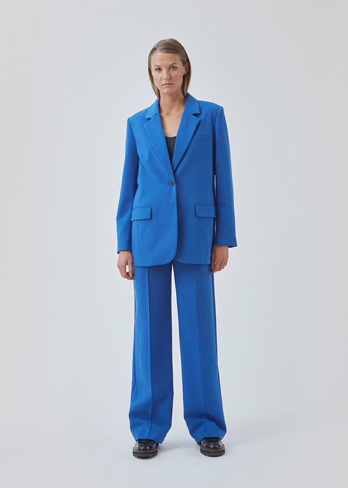 Gale pants have a classic design. The pants have straight, wide legs with press folds, which creates an elegant look. Match the pants with the blazer: Gale blazer.