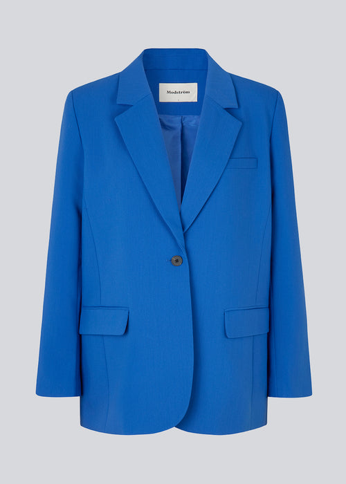 Gale blazer in blue has a classic and elegant design, fulfilled by the beautiful revers collar and a long fit. The blazer has a button closure at the front and a chest pocket at the left side.