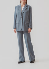 Gale blazer in dark blue has a classic and elegant design, fulfilled by the beautiful revers collar and a long fit. The blazer has a button closure at the front and a chest pocket on the left side.  Buy matching pants: Gale pants or Gale straight pants, in the same color to complete the look. 
