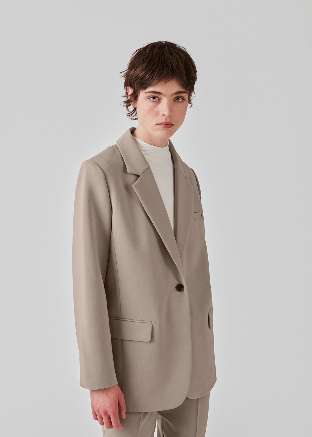 Gale blazer has a classic and elegant design, fulfilled by the beautiful revers collar and a long fit. The blazer has a button closure at the front and a chest pocket on the left side. This blazer has a spacious fit. We recommend sizing down. The model is 177 cm and wears a size S/36.  Buy the matching pants: Gale pants, in the same color, to complete the look.