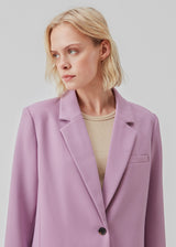 Gale blazer in the color valerian has a classic and elegant design, fulfilled by the beautiful revers collar and a long fit. The blazer has button closure at the front and a chest pocket at the left side.  This blazer has a spacious fit. We recommend sizing down.