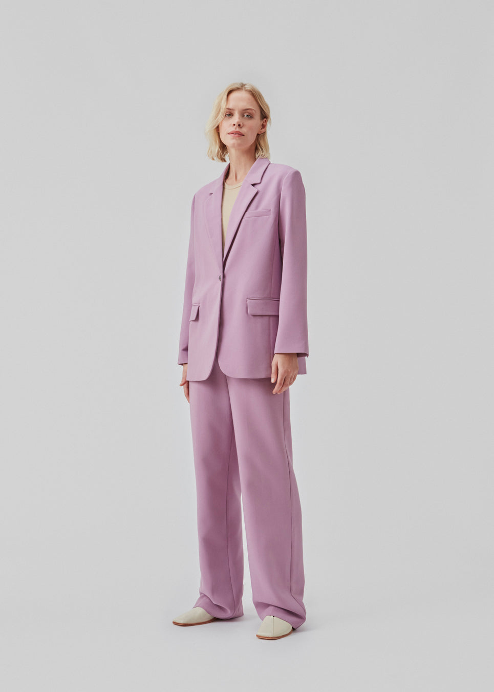 Gale blazer in the color valerian has a classic and elegant design, fulfilled by the beautiful revers collar and a long fit. The blazer has button closure at the front and a chest pocket at the left side.  This blazer has a spacious fit. We recommend sizing down.