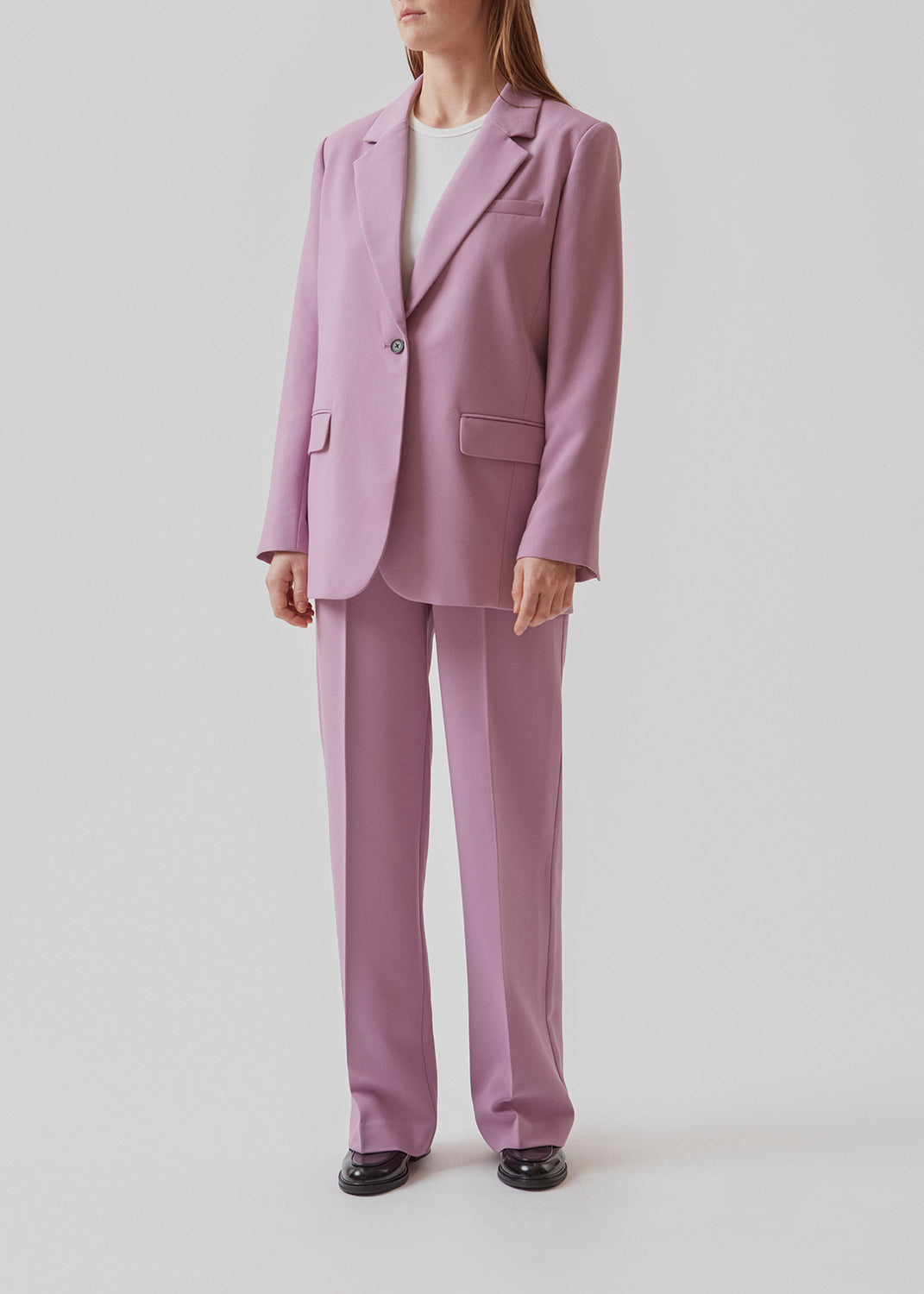 Gale blazer has a classic and elegant design, fulfilled by the beautiful revers collar and a long fit. The blazer has button closure at the front and a chest pocket at the left side.  This blazer has a spacious fit. We recommend sizing down.