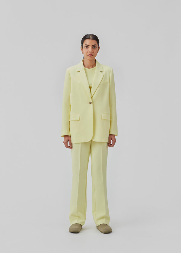 Gale blazer in yellow has a classic and elegant design, fulfilled by the beautiful revers collar and a long fit. The blazer has a button closure at the front and a chest pocket at the left side.