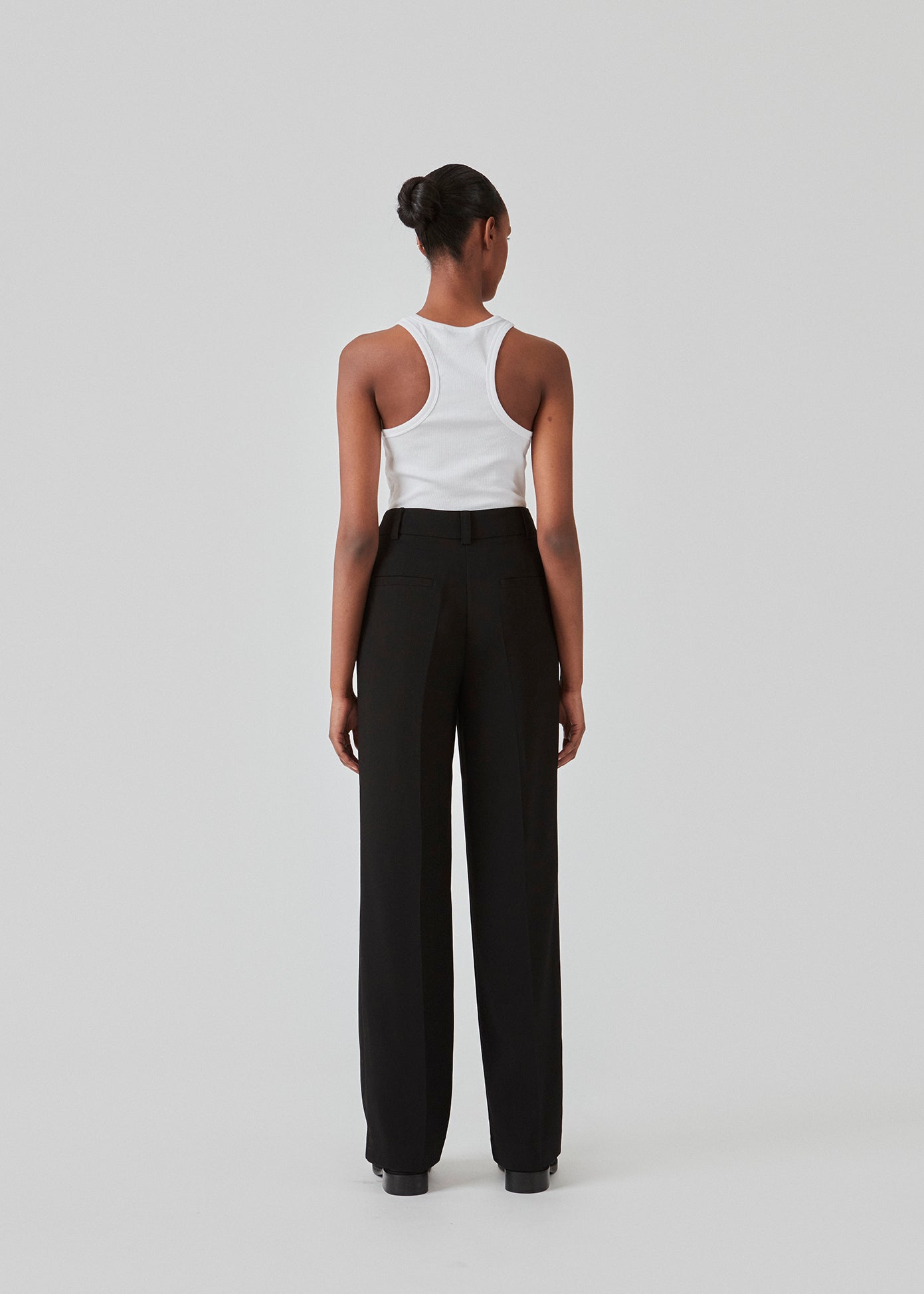 Gale pants in Black have a classic design. The pants have straight, wide legs with pressfolds, which creates an elegant look. Buy Gale Blazer or GaleMD straight blazer in the same color that fits the pants. These pants have a spacious fit. We recommend sizing down.  The model is 177 cm and wears a size S/36.