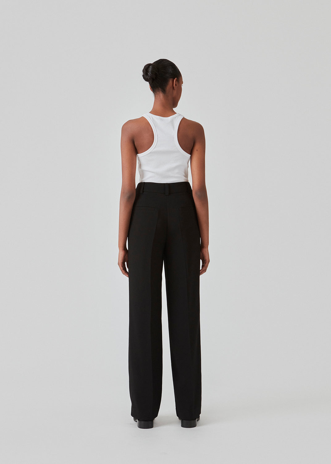 Gale pants in Black have a classic design. The pants have straight, wide legs with pressfolds, which creates an elegant look. Buy Gale Blazer or GaleMD straight blazer in the same color that fits the pants. These pants have a spacious fit. We recommend sizing down.  The model is 177 cm and wears a size S/36.
