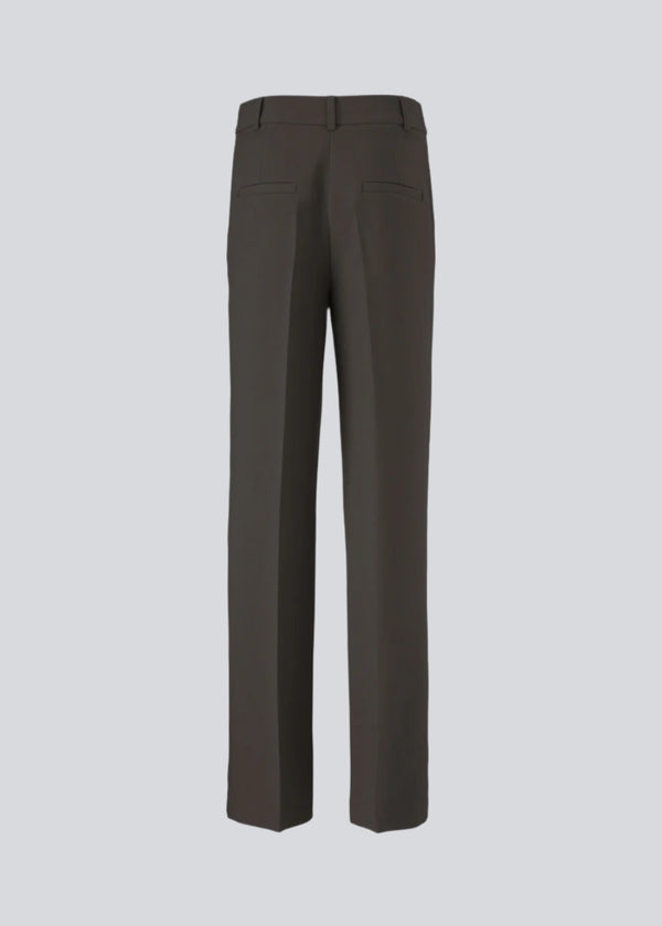 Gale pants has a classic design. The pants has straight, wide legs with pressfolds, which creates an elegant look. Complete the look with matching Blazer.