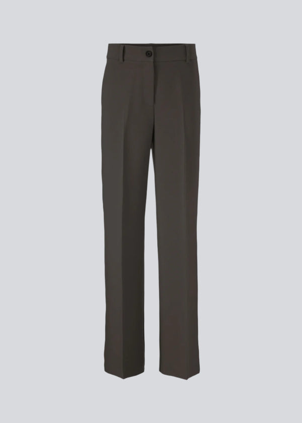 Gale pants has a classic design. The pants has straight, wide legs with pressfolds, which creates an elegant look. Complete the look with matching Blazer.