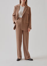 Gale blazer has a classic and elegant design, fulfilled by the beautiful revers collar and a long fit. The blazer has button closure at the front and a chest pocket at the left side.