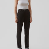 Gale straight pants is a menswear inspired style with straight, slim legs. The design of the pants is kept classic with pressfolds and a high waist. The model is 173 cm and wears a size S/36.