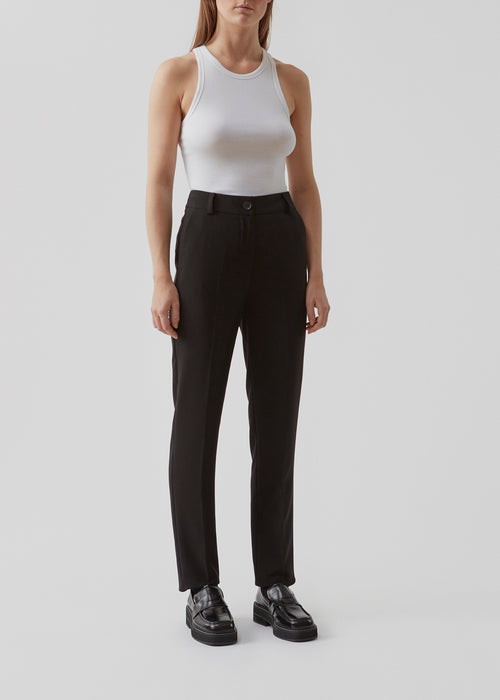 Gale straight pants is a menswear inspired style with straight, slim legs. The design of the pants is kept classic with pressfolds and a high waist. The model is 173 cm and wears a size S/36.