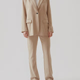 Gale straight pants in Powder Sand is a menswear inspired style with straight, slim legs. The design of the pants is kept classic with pressfolds and a high waist.