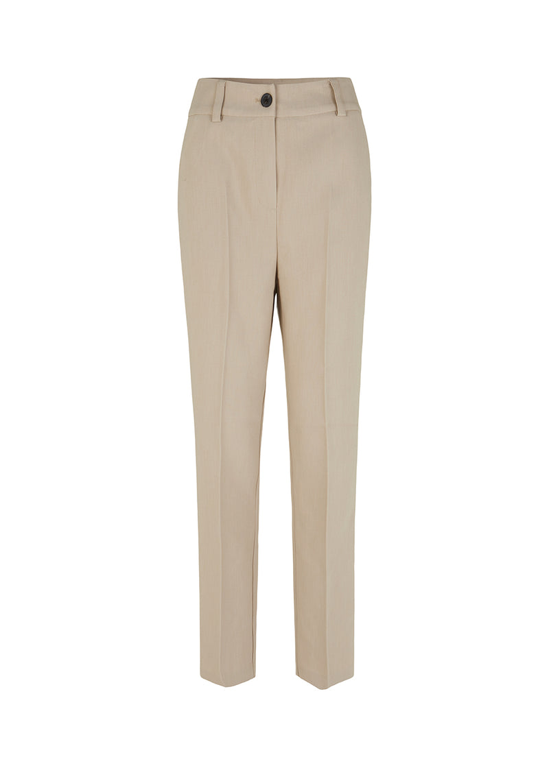 Gale straight pants in Powder Sand is a menswear inspired style with straight, slim legs. The design of the pants is kept classic with pressfolds and a high waist.