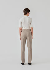 Gale straight pants is a menswear inspired style with straight, slim legs. The design of the pants is kept classic with pressfolds and a high waist. The model is 173 cm and wears a size S/36.   These pants have a spacious fit. We recommend sizing down.  Buy Gale Blazer in the same color that fits the pants.