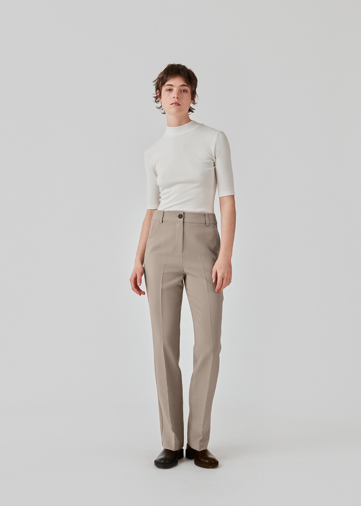 Gale straight pants is a menswear inspired style with straight, slim legs. The design of the pants is kept classic with pressfolds and a high waist. The model is 173 cm and wears a size S/36.   These pants have a spacious fit. We recommend sizing down.  Buy Gale Blazer in the same color that fits the pants.