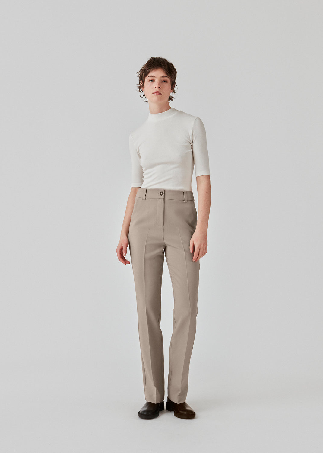 Gale straight pants is a menswear inspired style with straight, slim legs. The design of the pants is kept classic with pressfolds and a high waist. The model is 173 cm and wears a size S/36.   These pants have a spacious fit. We recommend sizing down.  Buy Gale Blazer in the same color that fits the pants.