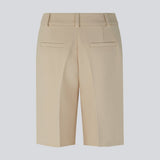 GaleMD shorts in beige have a classic design. The shorts cuts at knee-length, and have wide legs with creases for an elegant look. The model is 173 cm and wears a size S/36.  Buy Gale blazer in the same color that fits the shorts.
