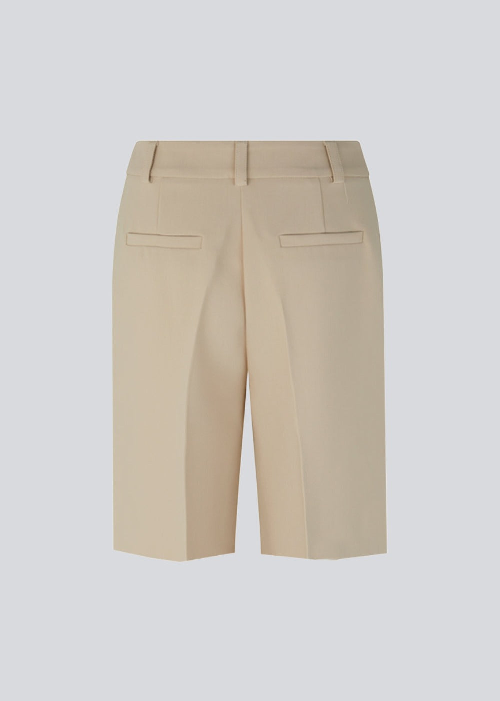 GaleMD shorts in beige have a classic design. The shorts cuts at knee-length, and have wide legs with creases for an elegant look. The model is 173 cm and wears a size S/36.  Buy Gale blazer in the same color that fits the shorts.