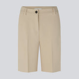 GaleMD shorts in beige have a classic design. The shorts cuts at knee-length, and have wide legs with creases for an elegant look. The model is 173 cm and wears a size S/36.  Buy Gale blazer in the same color that fits the shorts.