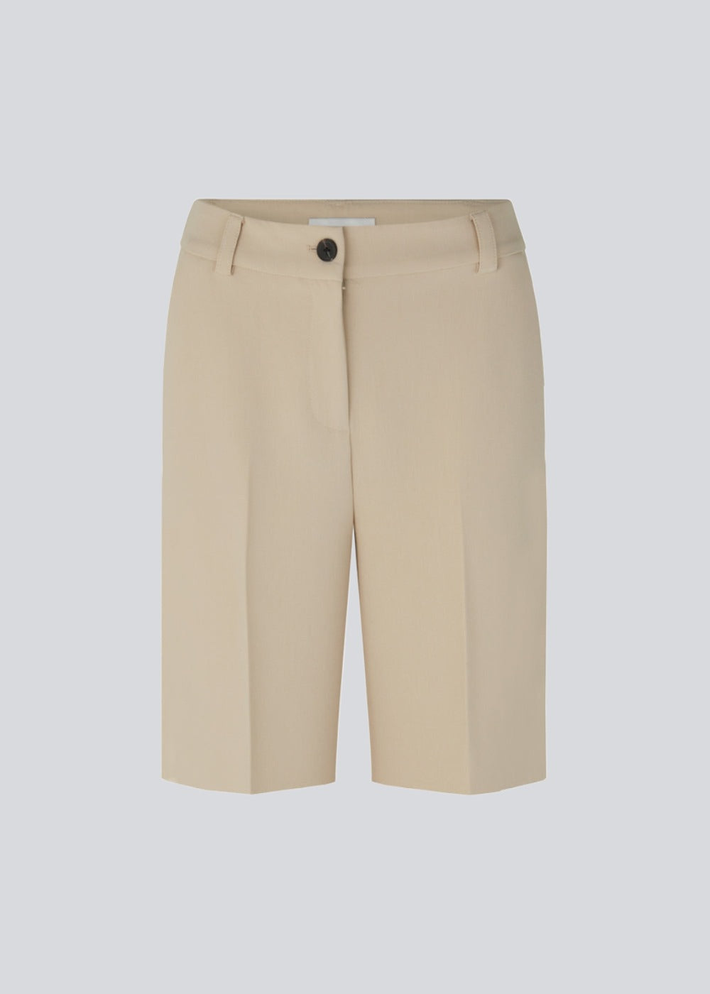 GaleMD shorts in beige have a classic design. The shorts cuts at knee-length, and have wide legs with creases for an elegant look. The model is 173 cm and wears a size S/36.  Buy Gale blazer in the same color that fits the shorts.