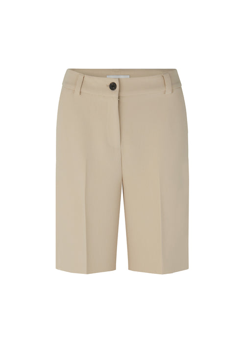 GaleMD shorts in beige have a classic design. The shorts cuts at knee-length, and have wide legs with creases for an elegant look. The model is 173 cm and wears a size S/36.  Buy Gale blazer in the same color that fits the shorts.