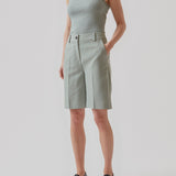 GaleMD shorts have a classic design. The shorts cuts at knee-length, and have wide legs with creases for an elegant look. The model is 173 cm and wears a size S/36.