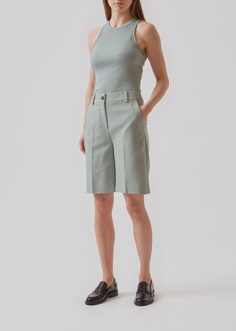 GaleMD shorts have a classic design. The shorts cuts at knee-length, and have wide legs with creases for an elegant look. The model is 173 cm and wears a size S/36.