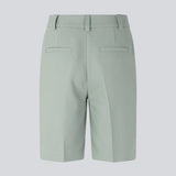 GaleMD shorts have a classic design. The shorts cuts at knee-length, and have wide legs with creases for an elegant look. The model is 173 cm and wears a size S/36.