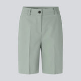 GaleMD shorts have a classic design. The shorts cuts at knee-length, and have wide legs with creases for an elegant look. The model is 173 cm and wears a size S/36.