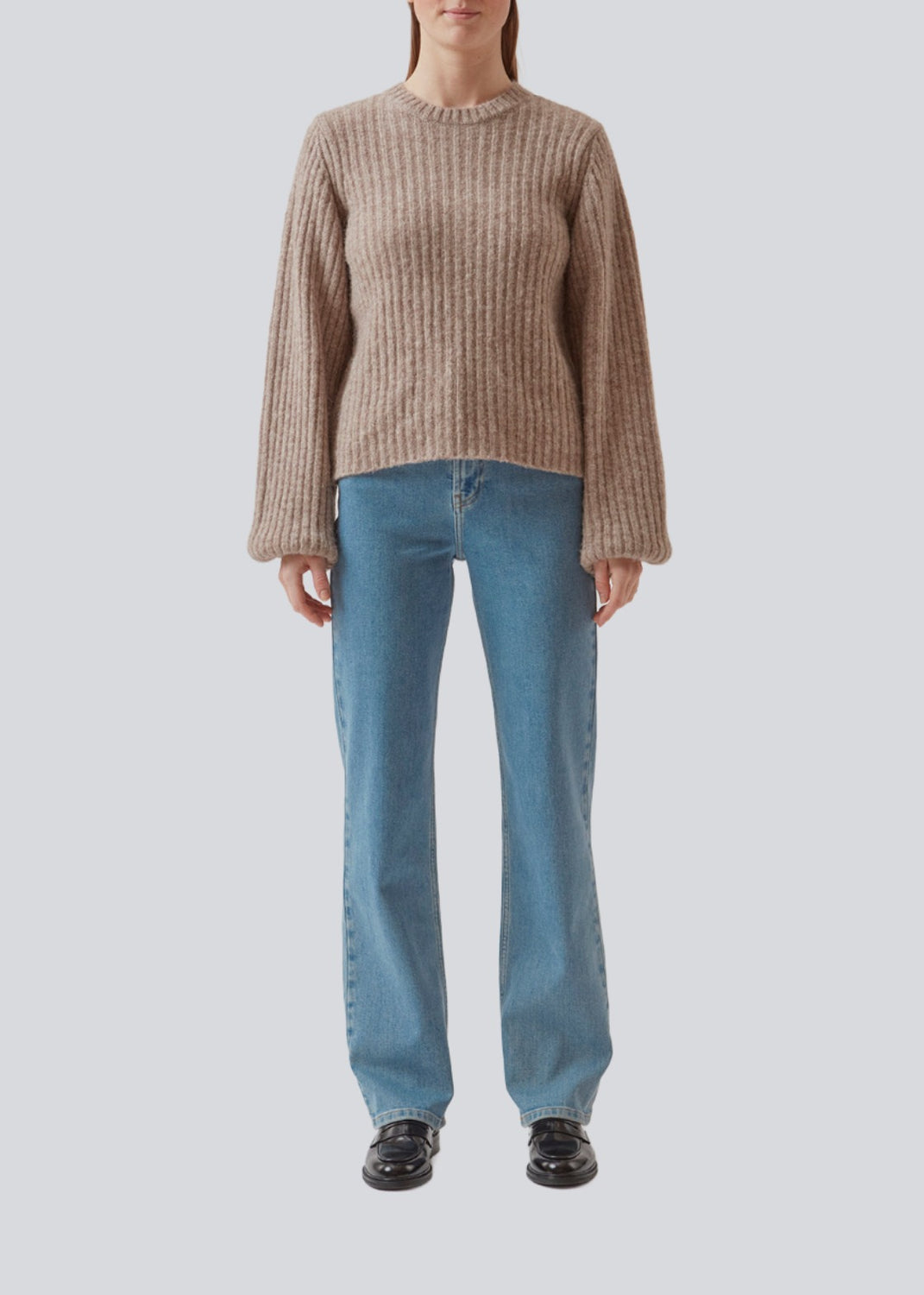 Simple rib knit with a slim silhouette, voluminous balloon sleeves and a round neckline. The trim on sleeves and neckline is knitted in a smaller rib. Goldie o-neck is made from an alpaca blend that adds a luxurious feel and look.