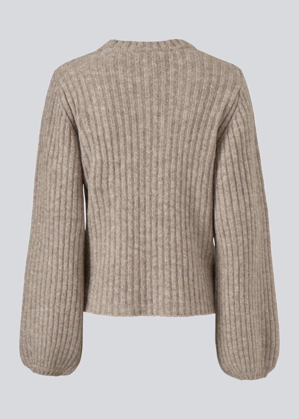 Simple rib knit with a slim silhouette, voluminous balloon sleeves and a round neckline. The trim on sleeves and neckline is knitted in a smaller rib. Goldie o-neck is made from an alpaca blend that adds a luxurious feel and look.