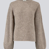 Simple rib knit with a slim silhouette, voluminous balloon sleeves and a round neckline. The trim on sleeves and neckline is knitted in a smaller rib. Goldie o-neck is made from an alpaca blend that adds a luxurious feel and look.
