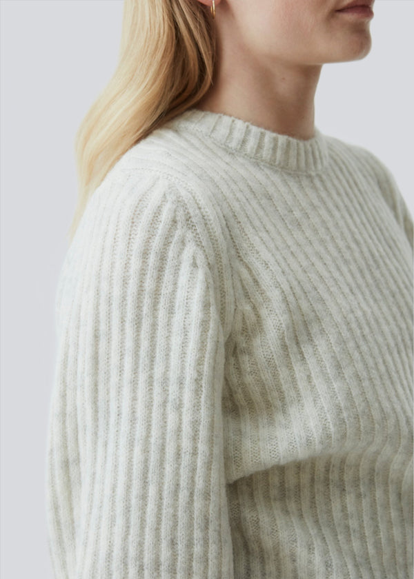 Simple white rib knit with a slim silhouette, voluminous balloon sleeves and a round neckline. The trim on the sleeves and neckline is knitted in a smaller rib. Goldie o-neck is made from an alpaca blend that adds a luxurious feel and look.