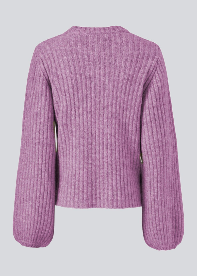Simple rib knit in purple with a slim silhouette, voluminous balloon sleeves and a round neckline. The trim on sleeves and neckline is knitted in a smaller rib. Goldie o-neck is made from an alpaca blend that adds a luxurious feel and look.