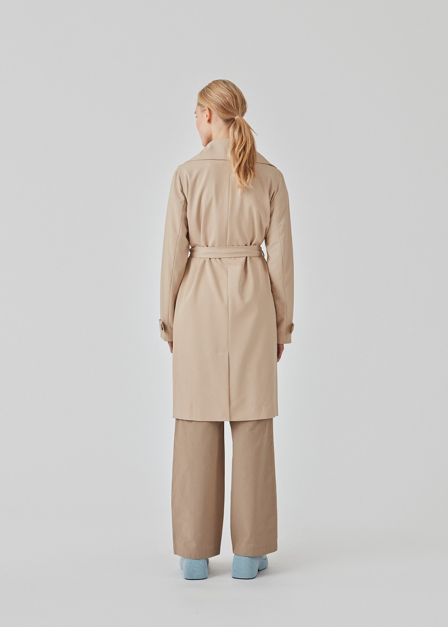 Beautiful jacket with a classic look and wide revers, belted waist and button closure. Hiro jacket is one of our most popular styles and the perfect transition jacket. This jacket has a spacious fit. We recommend sizing down. The model is 174 cm and wears a size S/36