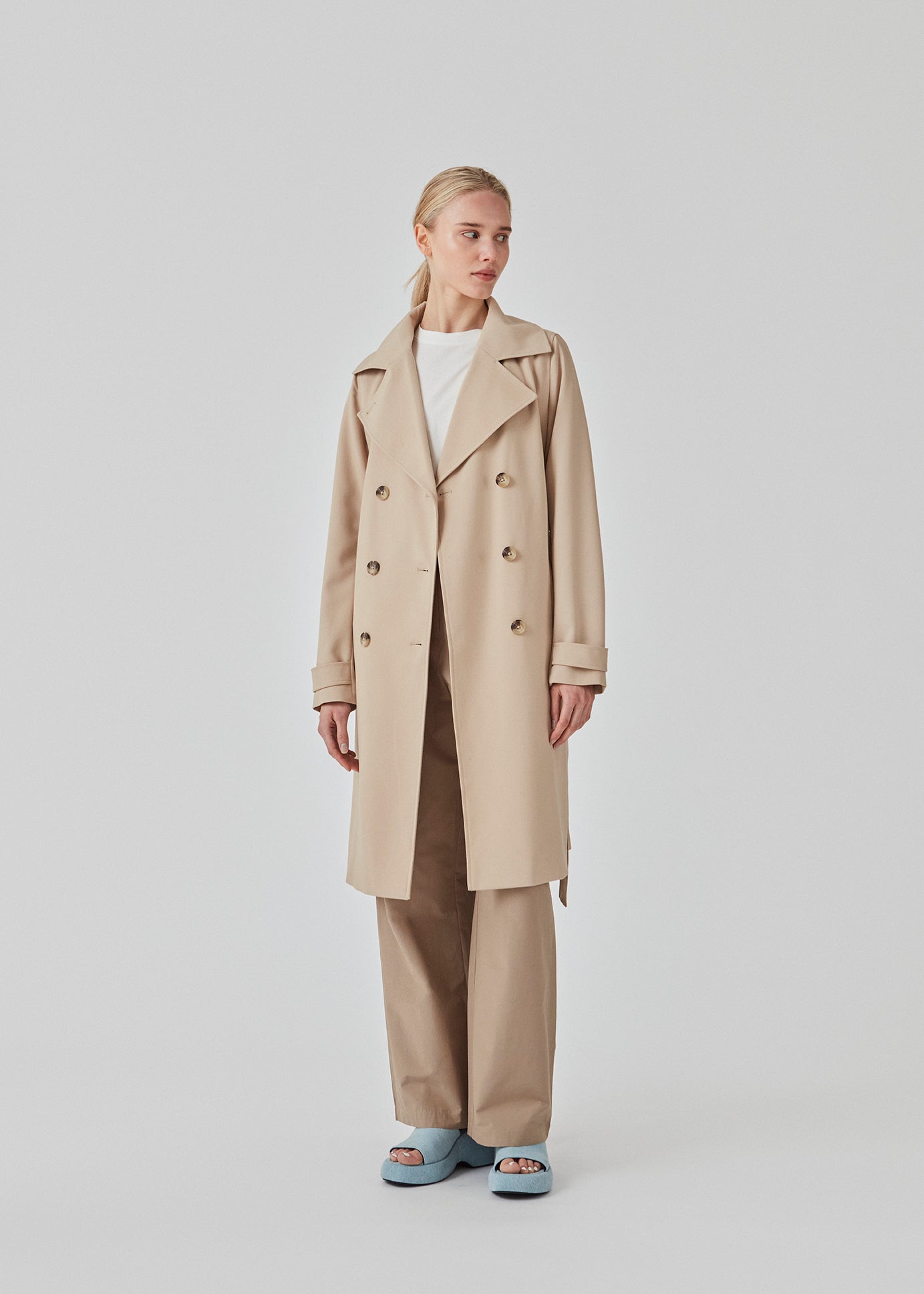 Beautiful jacket with a classic look and wide revers, belted waist and button closure. Hiro jacket is one of our most popular styles and the perfect transition jacket. This jacket has a spacious fit. We recommend sizing down. The model is 174 cm and wears a size S/36