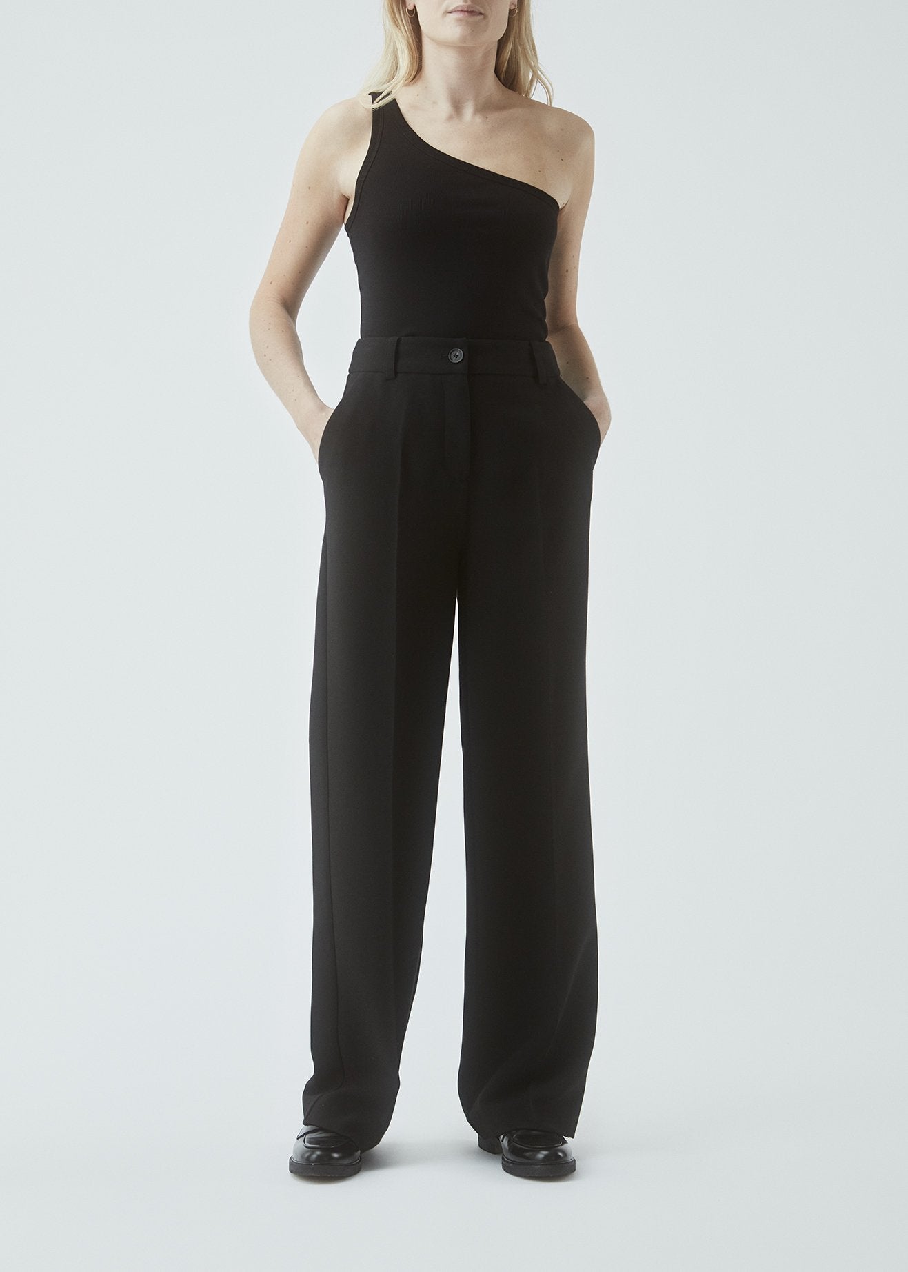 Comfortable, basic top in a soft cotton rib. Igor one shoulder top has a tight fit and asymmetrical strap, which makes the top perferct for a sporty look.