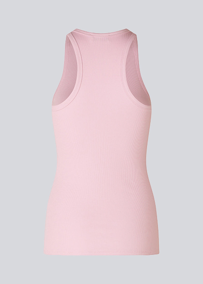 Cool basic top in a soft cotton rib in the color dusty sorbet. Igor top has a tight fit with a racer back. The top is perfect for a sporty look. 