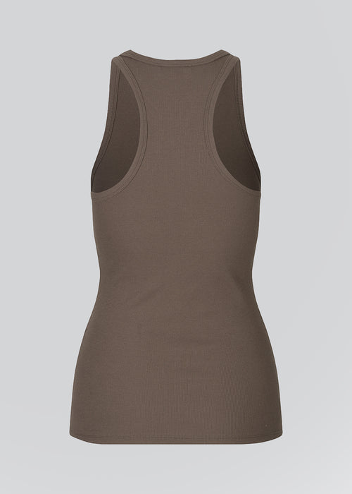 Cool basic top in brown in a soft cotton rib. Igor top has a tight fit with a racer back. The top is perfect for a sporty look. The model is 174 cm and wears a size S/36