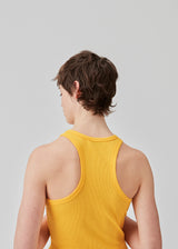 Cool basic top in yellow in a soft cotton rib. Igor top has a tight fit with a racer back. The top is perfect for a sporty look. The model is 174 cm and wears a size S/36