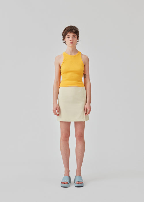 Cool basic top in yellow in a soft cotton rib. Igor top has a tight fit with a racer back. The top is perfect for a sporty look. The model is 174 cm and wears a size S/36