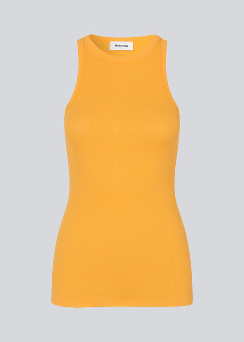 Cool basic top in yellow in a soft cotton rib. Igor top has a tight fit with a racer back. The top is perfect for a sporty look. The model is 174 cm and wears a size S/36