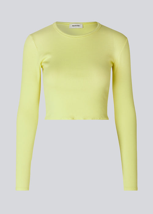 Soft basic crop top in yellow in soft cotton rib with stretch. IgorMD LS crop top has a tight, cropped fit with long sleeves. The model is 177 cm and wears a size S/36.