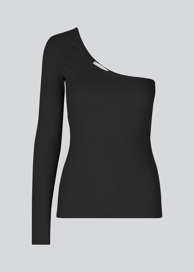Comfortable, basic top in black in a soft cotton rib. Igor one shoulder top has a tight fit and asymmetrical long sleeve which makes the top perfect for a sporty look.