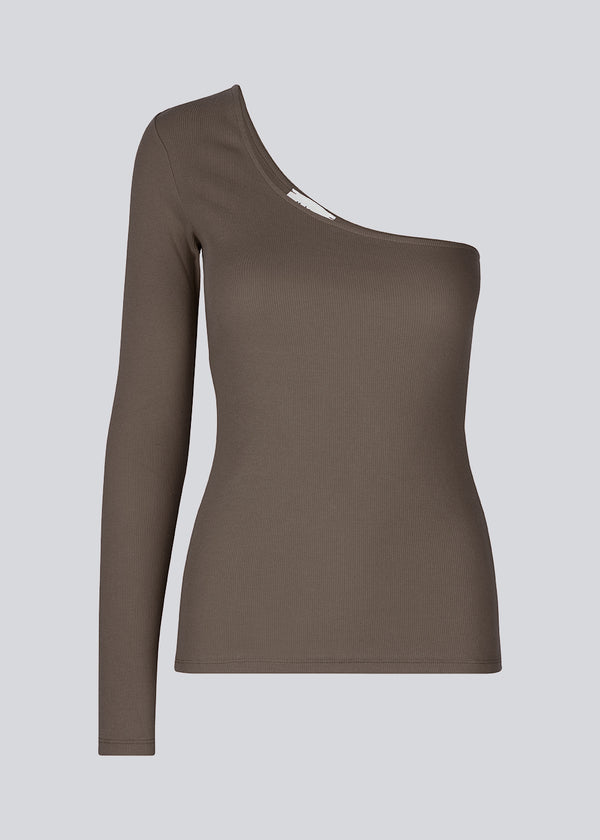 Comfortable, basic top in brown in a soft cotton rib. Igor one shoulder top has a tight fit and asymmetrical long sleeve which makes the top perfect for a sporty look. 