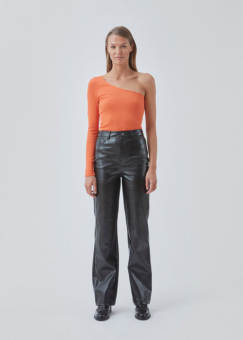Comfortable, basic top in orange in a soft cotton rib. Igor one shoulder top has a tight fit and asymmetrical long sleeve which makes the top perfect for a sporty look. The model is 174 cm and wears a size S/36.'