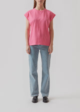 Cool t-shirt with a round neckline, wide shoulders and a boxy fit. Jax t-shirt in color Taffy Pink is in a crisp organic cotton. The model is 174 cm and wears a size S/36