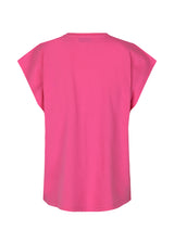 Cool t-shirt with a round neckline, wide shoulders and a boxy fit. Jax t-shirt in color Taffy Pink is in a crisp organic cotton. The model is 174 cm and wears a size S/36